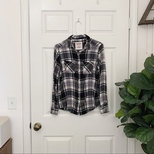 🌿 Soft Black Plaid Button Down